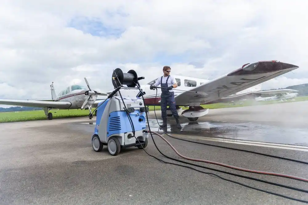 I-Wash Pro Reach window cleaning system Gator
